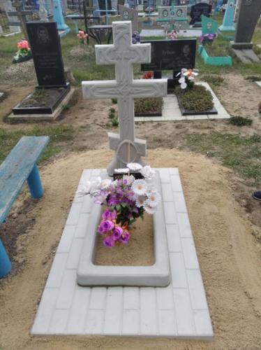 Крест православный на плите