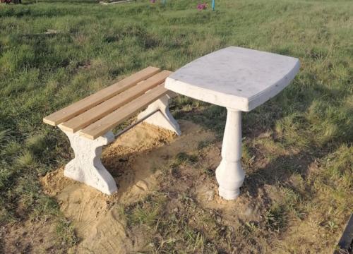 Стол и скамейка