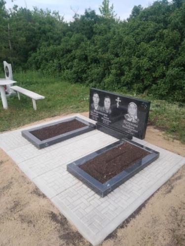 Тройной памятник на больших плитах с серединой