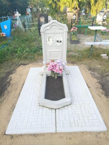 Двойной памятник на плитах мощения