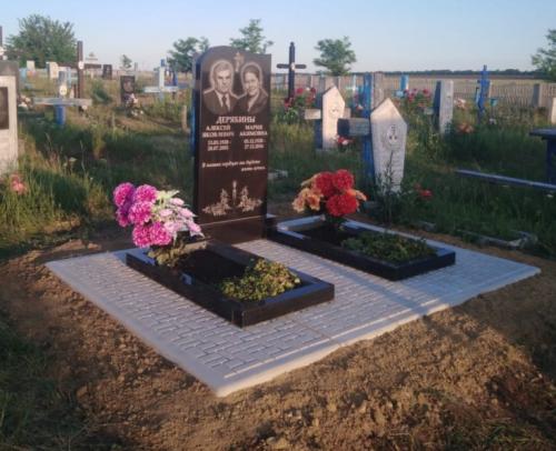 Двойной памятник на плитах с серединой