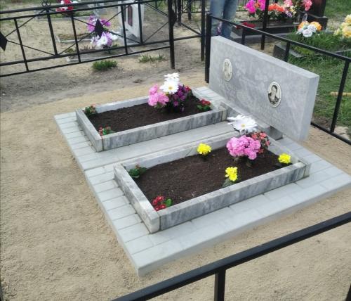 Двойной памятник из мрамора на плитах