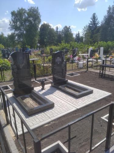 Памятники из гранита на плитах в оградке