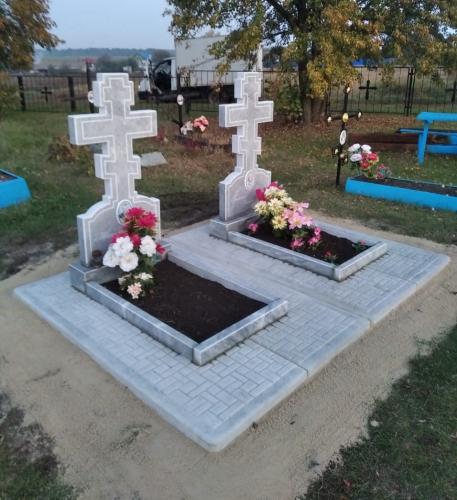 Кресты из мрамора на плитах 