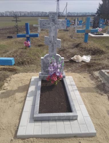 Крест из мрамора на плите