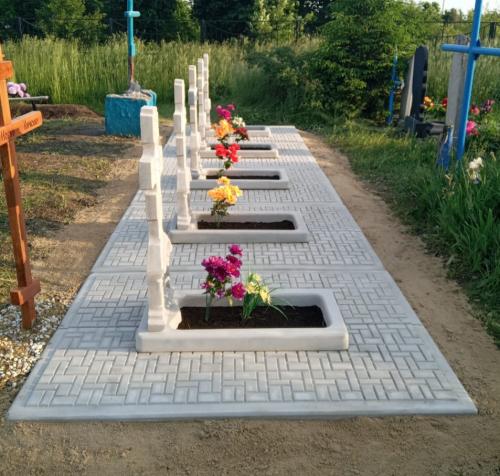 Крест с иконами на плитах мощения