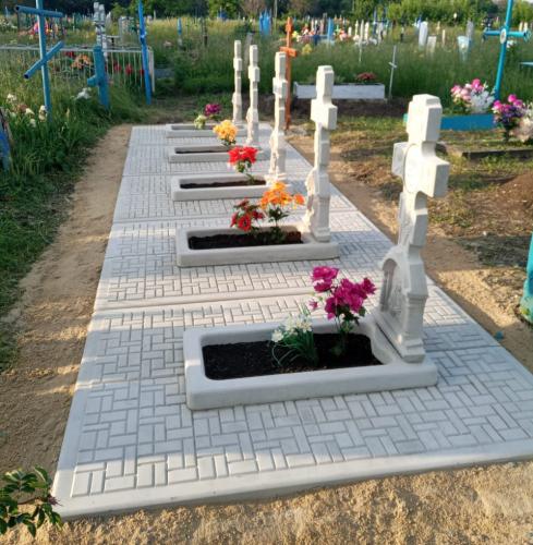 Семейное захоронениеКрест с иконами на плитах мощения