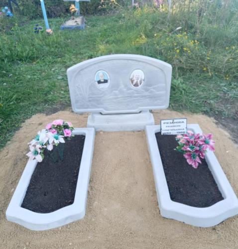 Двойной памятник с двумя цветниками