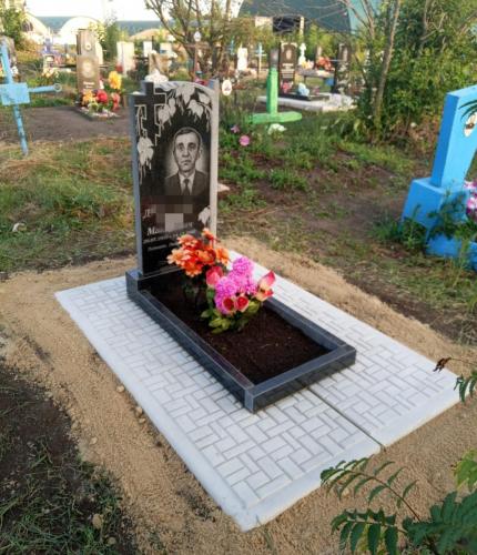 Памятник из гранита 100*50 на плитах мощения