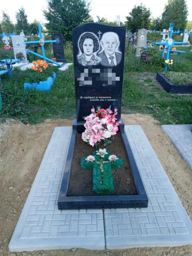 Двойной памятник из гранита 120*60 на плитах мощения