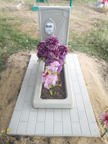 Детский памятник на плите мощения