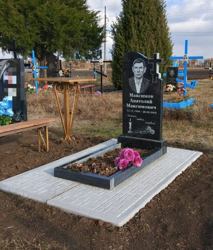 Памятник из гранита 100*50Плиты мощения 130*185