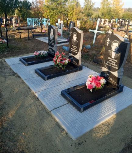 Изготовление и установка памятников из гранита на плиты мощения