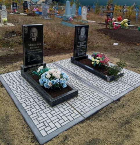 Демонтаж старого и установка нового памятников на плиты мощения