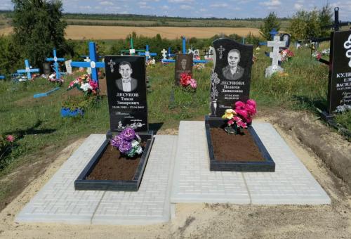 Установка двух гранитов на плиты мощения 