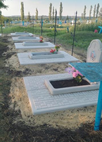 Демонтаж старого захоронения на плиты мощения, с добавлением цветников