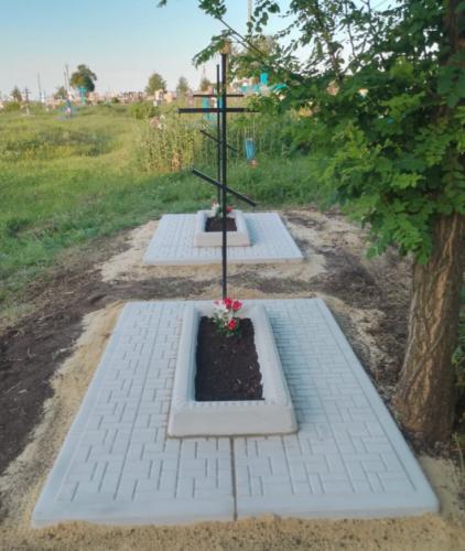 Железный крест с бетонным цветником на плите мощения