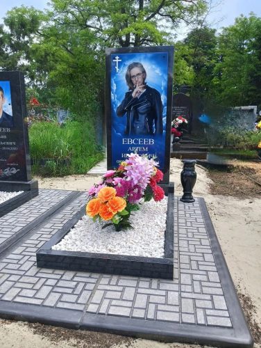 Памятник из гранита с большим портретом на керамограните