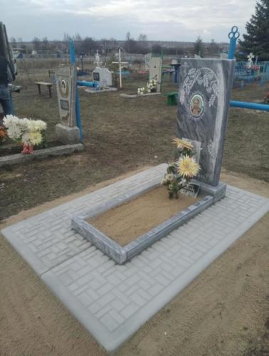 Мраморный памятник на большой плите