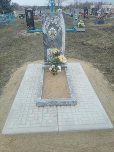 Памятник на плите